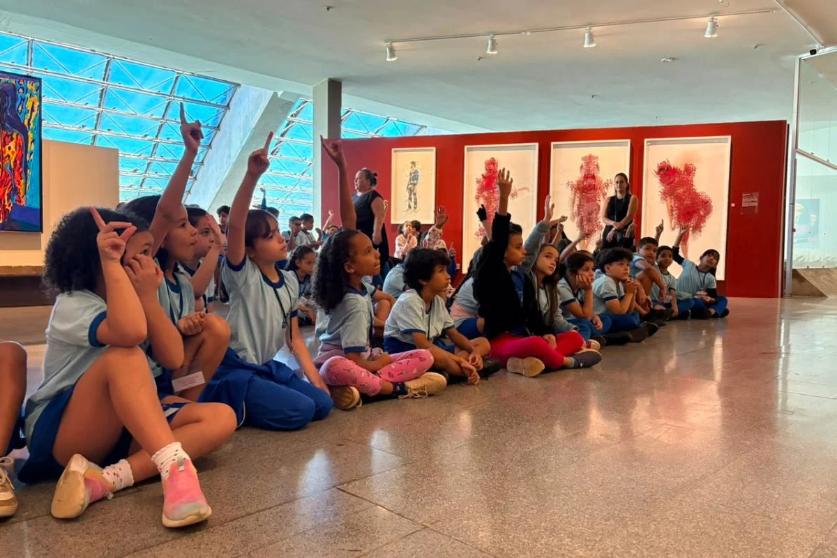Alunos da EC 204 Sul visitam mostra Constelações Contemporâneas Alunos da EC 204 Sul visitam mostra Constelações Contemporâneas