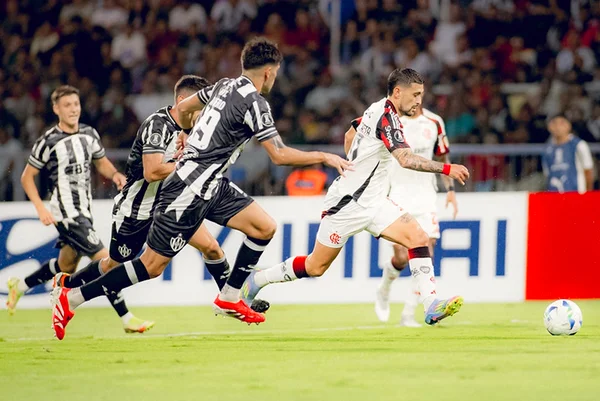 Imagem colorida do jogo entre Central Córdoba x Flamengo - Metrópoles