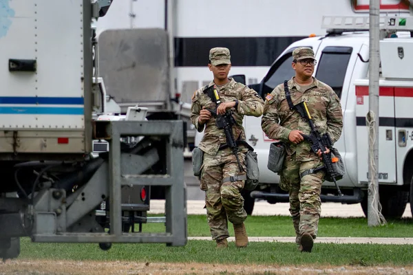 Imagem colorida de Membros da Guarda Nacional do Texas são vistos no Centro de Treinamento do Exército de Reserva em Elwood, Illinois, em 7 de outubro de 2025