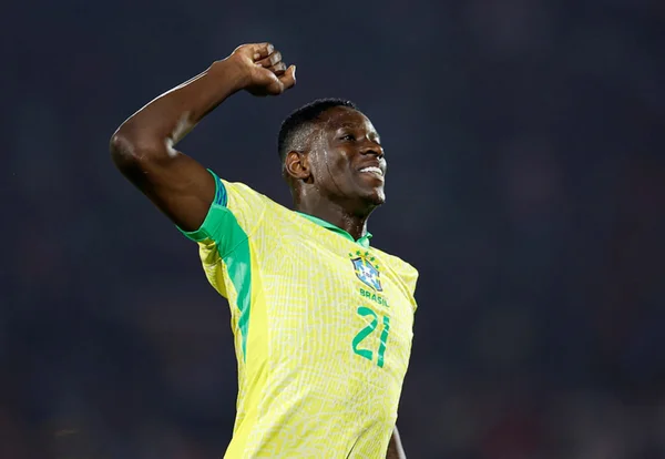 Imagem colorida de Luiz Henrique, do Botafogo, com a Seleção Brasileira- Metrópoles