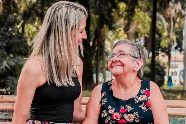 Dia Nacional da Adoção: cuidadora vira “mãe” de idosa abandonada