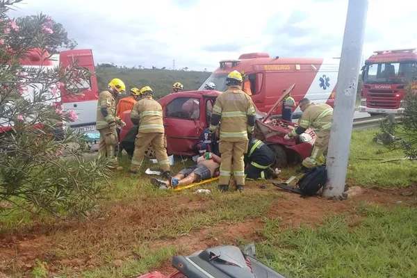 DF: após colisão de carro em poste, 2 pessoas ficam gravemente feridas