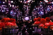 As flores trouxeram um toque romântico e sofisticado à decoração moderna e imersiva As flores trouxeram um toque romântico e sofisticado à decoração moderna e imersiva