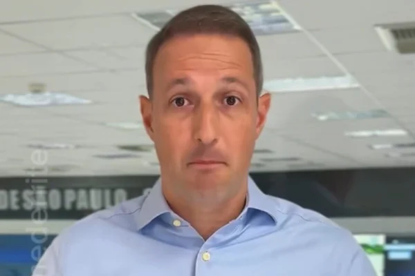 Homem branco, sem barba e de cabelos curtos, com a boca fechada e camisa social azul clara - Metrópoles
