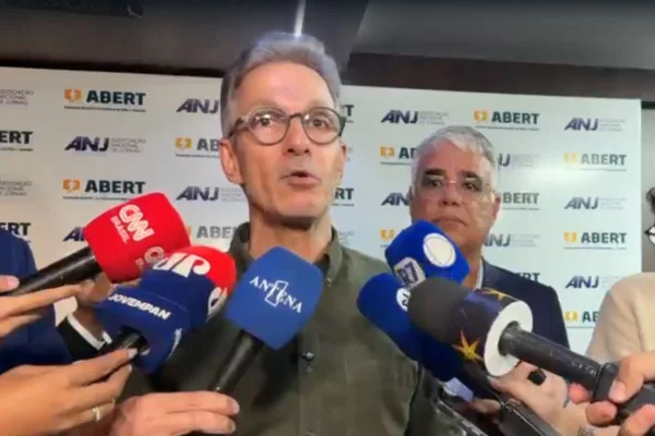 Romeu Zema (Novo) em coletiva de imprensa nesta terça-feira (8/9)
