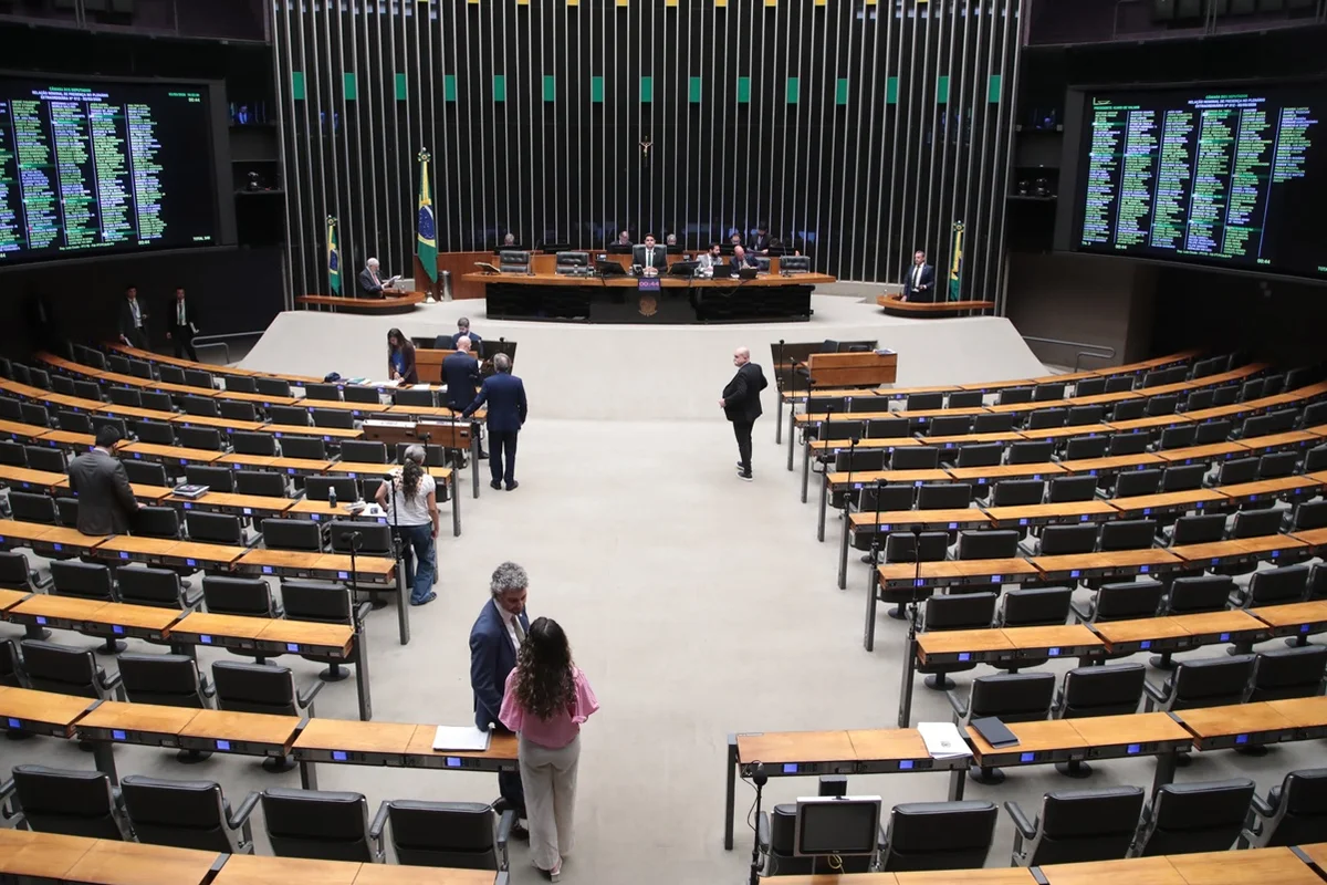 Câmara aprova autorização de porte de arma para oficial de Justiça