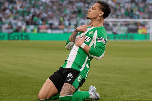 Antony comemorando gol no clássico entre Betis x Sevilla