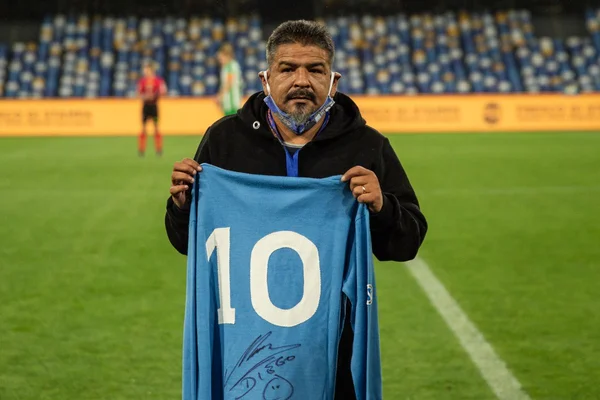 Irmão mais novo de Diego Maradona morre de infarto aos 52 anos