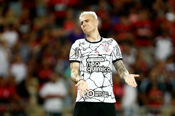 Róger Guedes volta a alfinetar Vitor Pereira e elogiar Fernando Lázaro