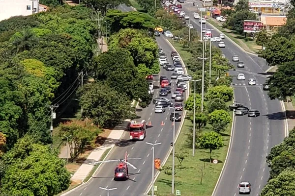 Helicóptero do Corpo de Bombeiros pousa no meio de uma rua no Guará II - Metrópoles