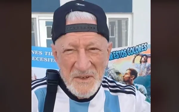 Homem idoso segura bandeira da Argentina. Essa é sua décima terceira vez no evento | Metrópoles