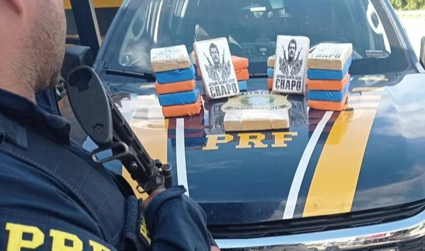 Agente da Polícia Rodoviária Federal PRF observa operação de apreensão de cocaína na BR-101 - Metrópoles