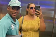 Endrick e a mãe, Cíntia Ramos, fazem selfie no elevador
