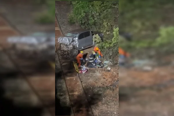 Caminhonete perde o controle, voa de ponte e cai em linha de trem