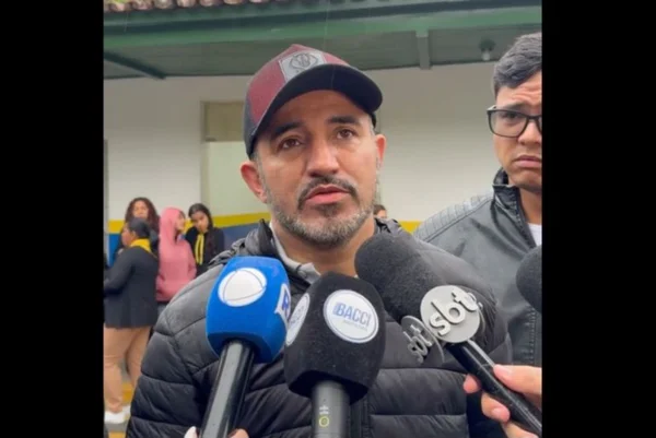 Silvio Ferreira das Neves, pai da estudante Ana Luiza, que morreu após comer um bolo envenenado, no enterro da jovem - Metrópoles