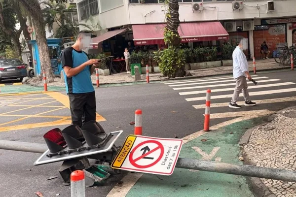 Poste cai sobre calçada e deixa uma pessoa ferida em Copacabana