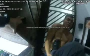 Estudante segura perna de policial