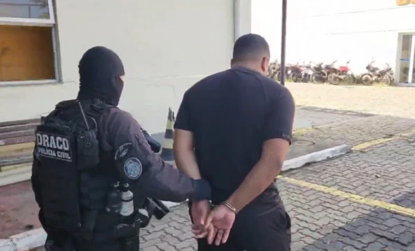 homem sendo preso