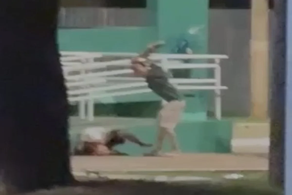 Jovem Enfrenta Tensa Situação após Espancar Amigo com Concreto em Praça Pública