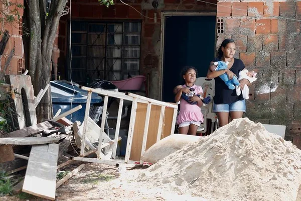Mãe de trigêmeos recém-nascidos precisa de ajuda para terminar casa