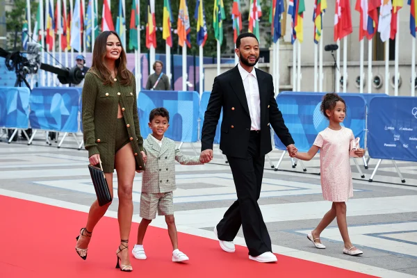 John Legend com a esposa, Chrissy Teigen, e os filhos mais velhos na cerimônia de abertura dos Jogos Olímpicos de Paris 2024