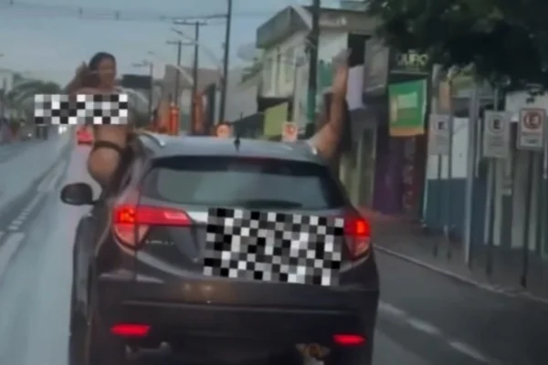 Imagem colorida,suspeito flagrado com mulheres nuas no carro é preso por dirigir bêbado- Metrópoles