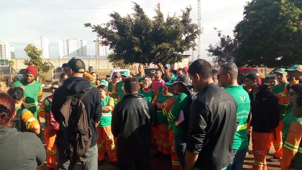 Mudança na coleta: após negociação, garis voltam ao trabalho