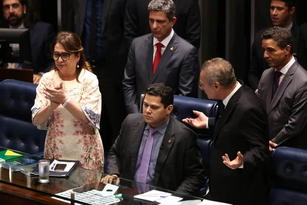 Senado tem voto aberto, tumulto e sessão é suspensa até este sábado