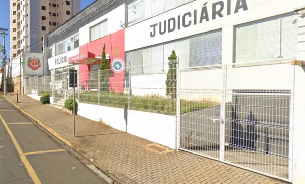 foto colorida da Unidade de Polícia Judiciária Agrupada de Piracicaba (UPJA), localizada na Rua José Pinto de Almeida, no centro de Piracicaba - Metrópoles