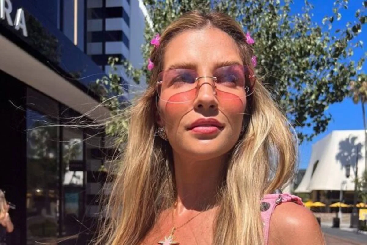 Aline Gotschalg posa de óculos escuros e cabelos soltos Aline Gotschalg posa de óculos escuros e cabelos soltos