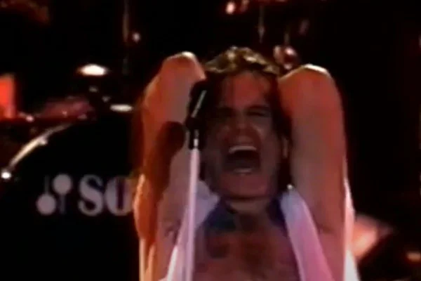 Imagem colorida mostra Ozzy Osbourne em show no estádio do Pacaembu, em 1995 - Metrópoles