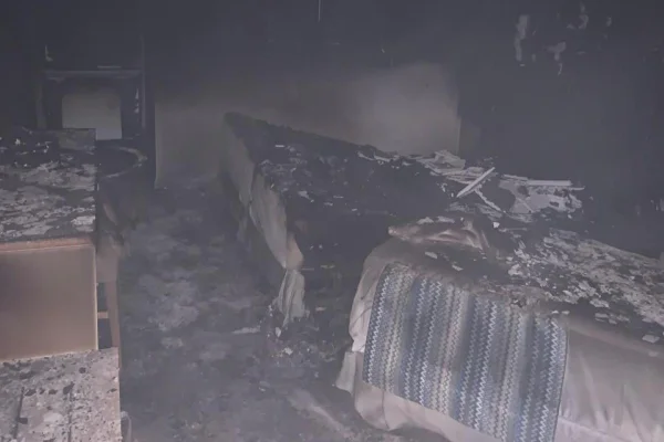 Imagem colorida de hotel de Alagoas destruído pelo fogo - Metrópoles
