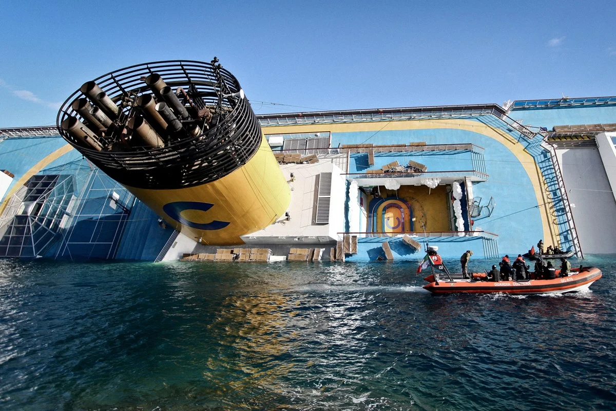 Schettino foi condenado, em 2015, a 16 anos e 1 mês de prisão por homicídio culposo múltiplo, lesões e abandono de embarcação. Schettino foi condenado, em 2015, a 16 anos e 1 mês de prisão por homicídio culposo múltiplo, lesões e abandono de embarcação.