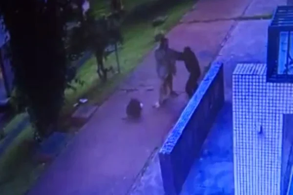 Vídeo: morador de rua ataca porteiro em prédio da Asa Norte