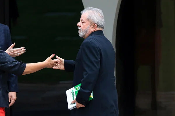 Para evitar Moro e socorrer Dilma, Lula está perto de assumir superministério