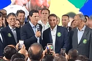 Daniel Vilela, governador de Goiás, ao lado de Flávio Bolsonaro e aliados do MDB, PL e Republicanos.