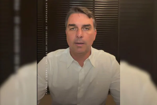 Flávio Bolsonaro publica vídeo após faltar a debate