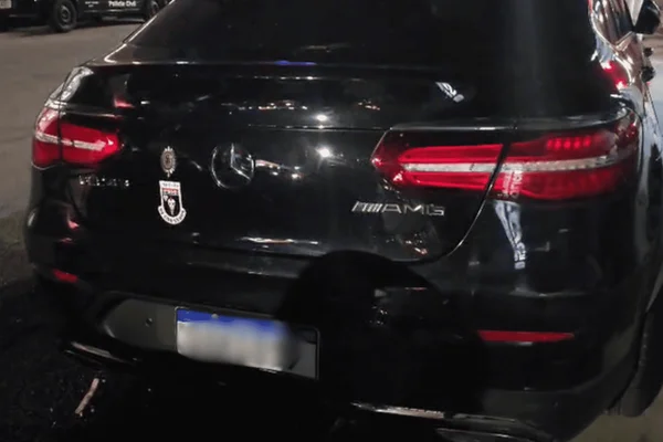 médico carro luxo sirene atrasado reunião
