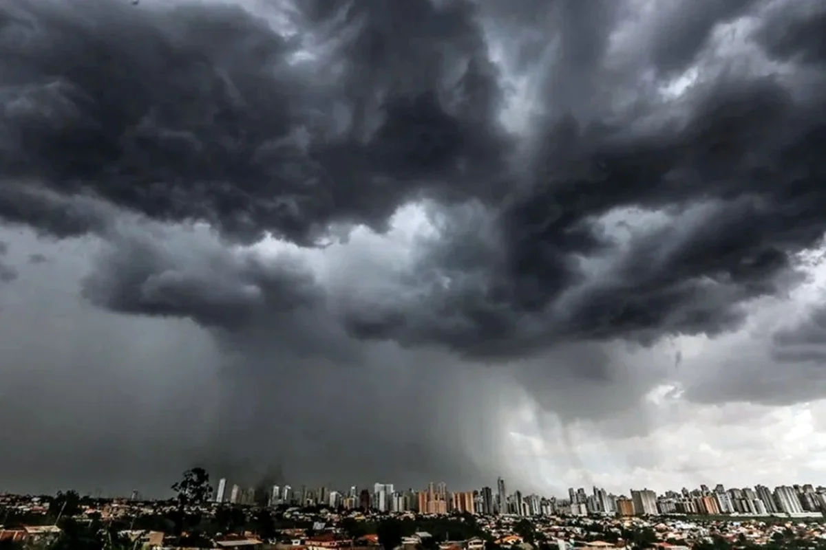 Frente fria traz rajadas de vento ao Sul; tempo seco predomina Sudeste
