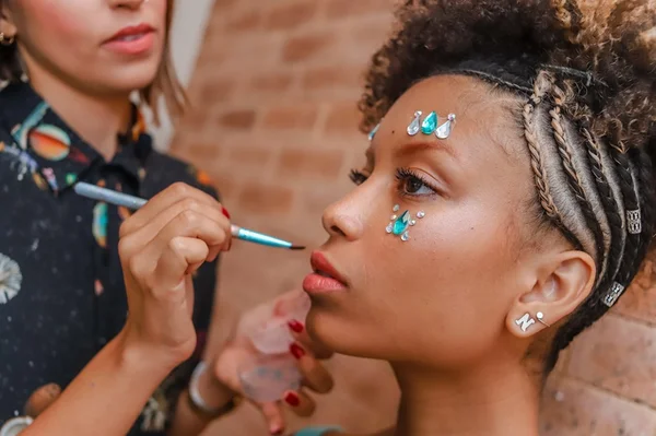 Carnaval: 8 dicas de beleza para curtir os blocos com saúde