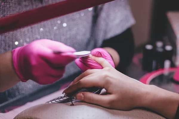 Mulher recebendo manicure - Metrópoles