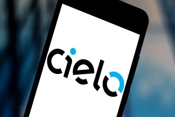 Imagem colorida de celular ligado com o logotipo da Cielo na tela - Metrópoles