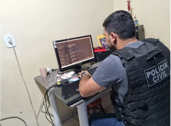 Policial com computador