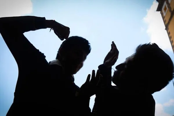 Jovem descobre que primo teve caso com a ex-mulher e o agride