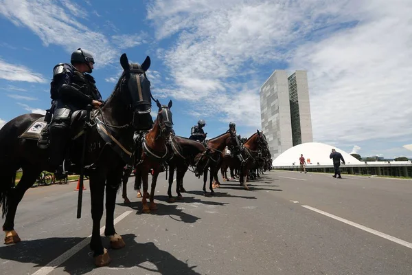 cavalaria da PM congresso ao fundo