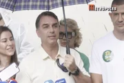 Flávio discursa ao lado da esposa, da mãe e de Douglas Ruas após votar no 2º turno