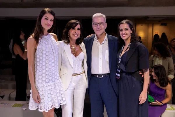 Isabeli Fontana, Cleucy Estevão, Luiz Estevão e Ilca Maria Estevão, no Metrópoles Catwalk - Metrópoles