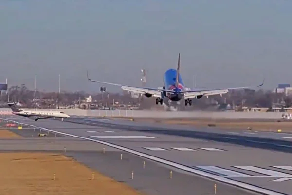 Imagem colorida de avião que arremeteu nos EUA