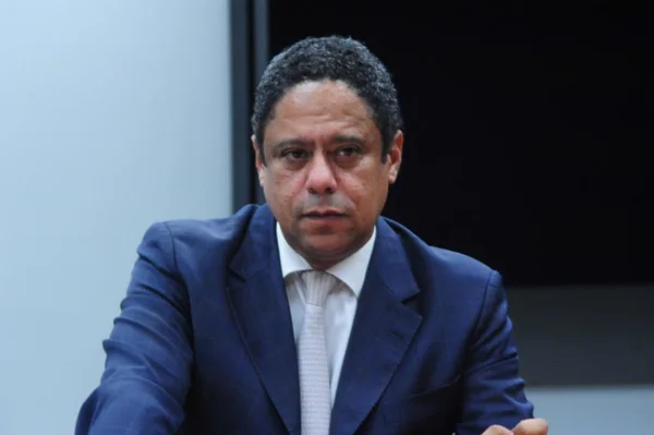 Orlando Silva diz que foi agredido em restaurante de São Paulo