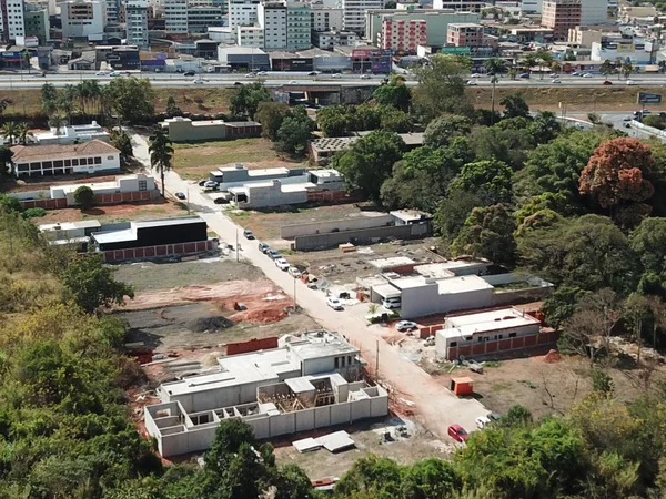 Construções em área de mata - Metrópoles